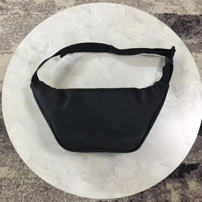 BALENCIAG巴黎世家 爆款 專櫃同步更新 斜挎胸包腰包 小牛皮材質 前面拉鏈口袋 簡約兩用包  BL1512